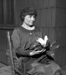 Helen Keller with Magnolia By Los Angeles Times - Los Angeles Times photographic archive, UCLA Library, Public Domain